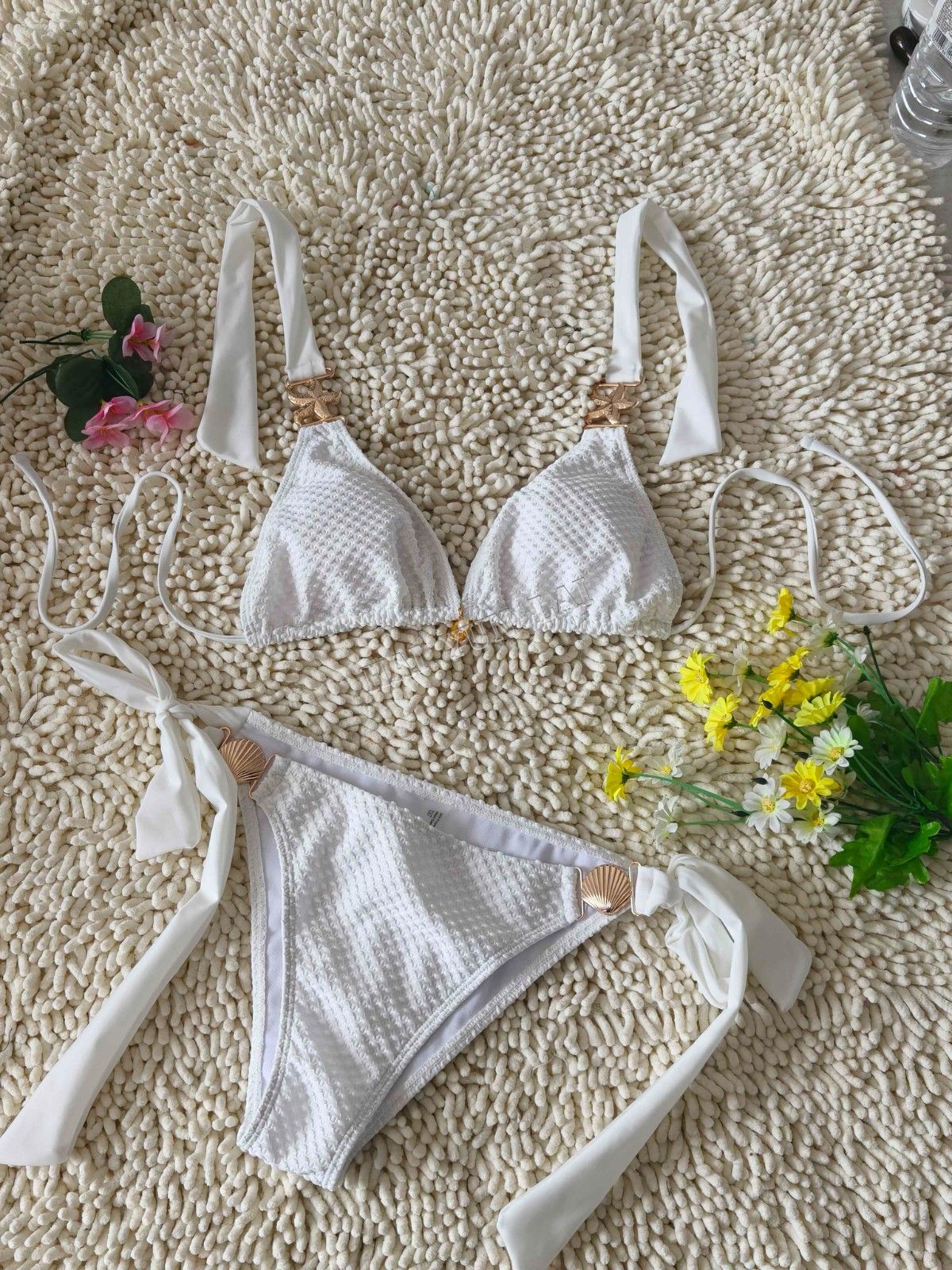 Three-Dimensional Pattern Fabric Bikini White Simple Metal Chain Swimsuit Sexy Deep V Tie Swimwear Three-Dimensional Pattern Fabric Bikini White Simple Metal Chain Swimsuit Sexy Deep V Tie Swimwear